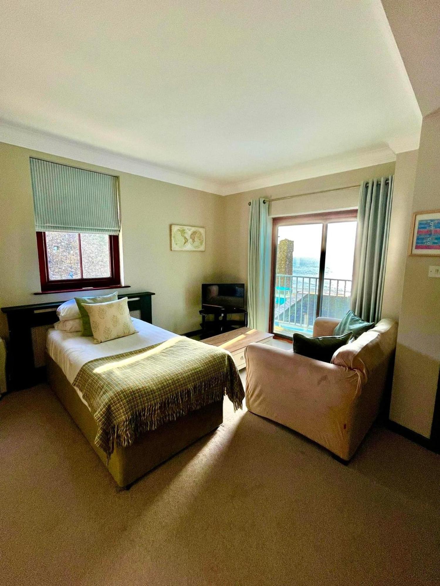 No: 1 The Esplanade Guest Accommodation. Tenby Exterior foto